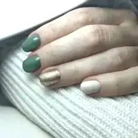 Оливковый маникюр с золотом